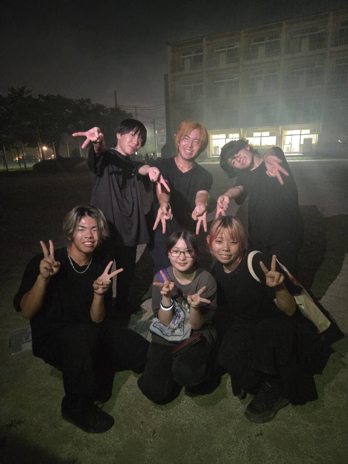 夜のイベントを終えたLumièreメンバーと来場者