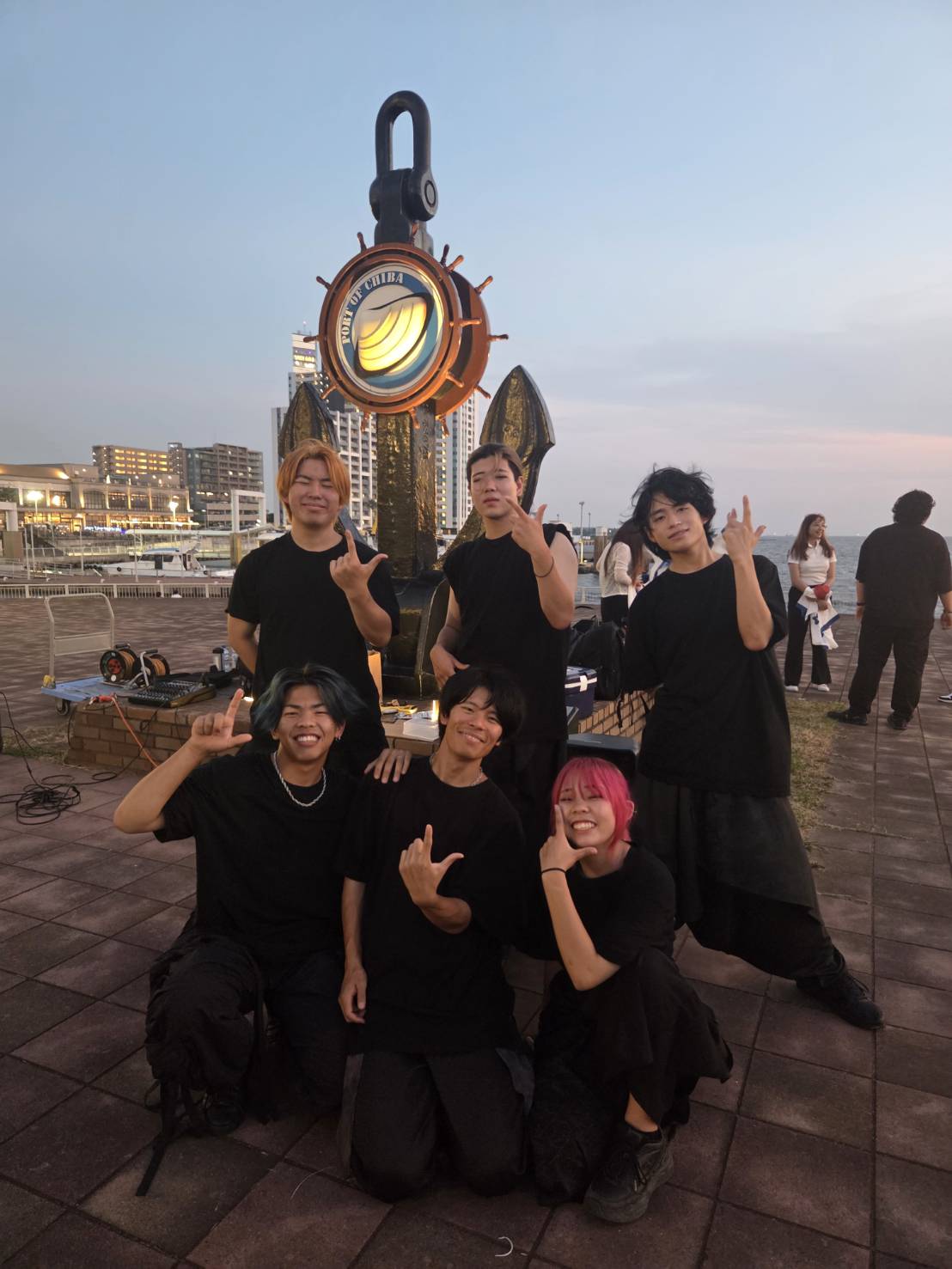 海辺の会場でポーズをとるLumièreメンバー
