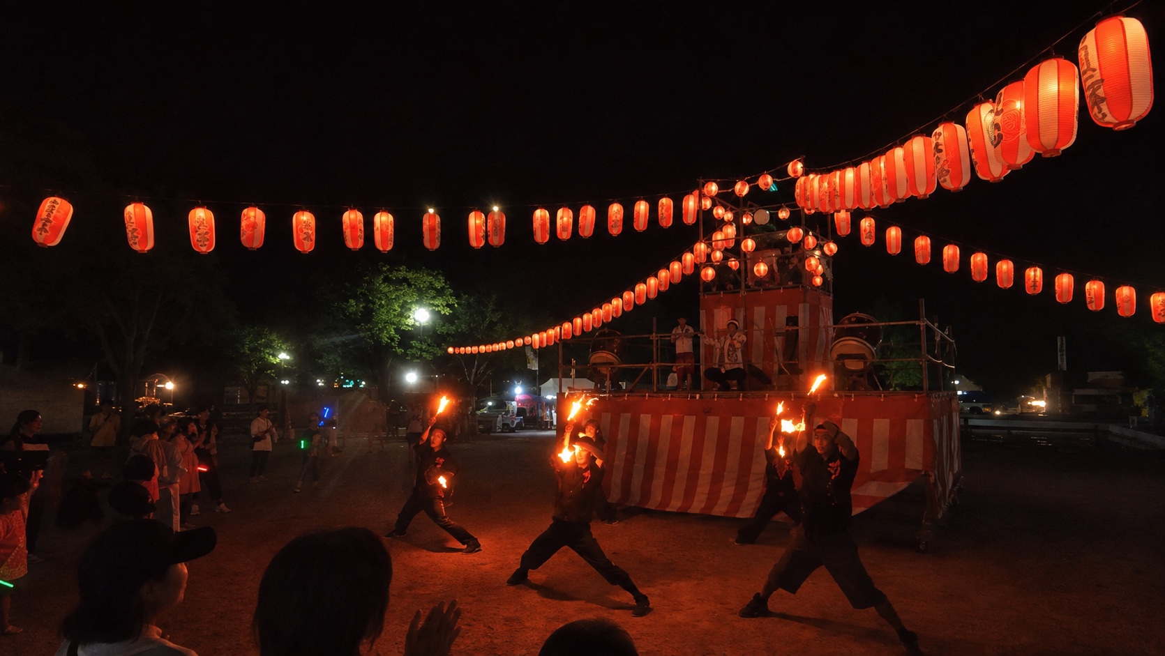 提灯に囲まれた盆踊り会場でのヲタ芸パフォーマンス